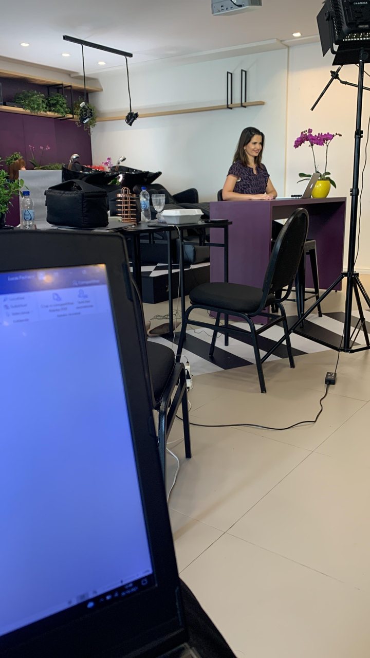 Dani Venâncio no palco de um evento.